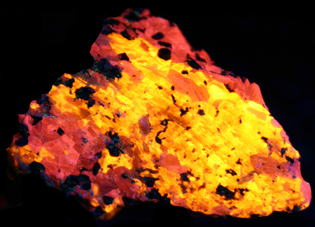 Fluorescent 3rd Find wollastonite in calcite under shortwave UV light Fluorescent 3rd Find wollastonite in calcite under shortwave UV light