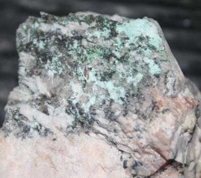 Aurichalcite surface coating and sprays on calcite from Sterling Hill Mine, NJ