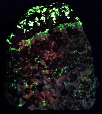 Clinohedrite, hardystonite, willemite and franklinite from Franklin, NJ under longwave UV Light