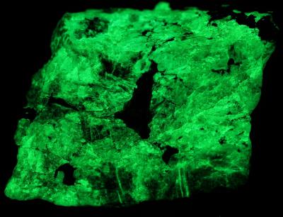 Copper, willemite, franklinite and gemmy hodgkinsonite from Franklin, NJ under shortwave UV Light