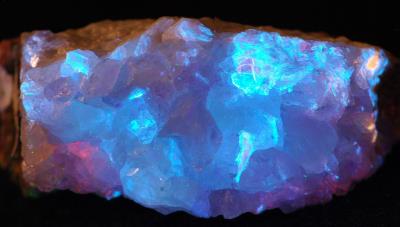 Datolite crystals, margarosanite and hancockite with minor roeblingite and clinohedrite from Franklin, NJ under shortwave UV Light