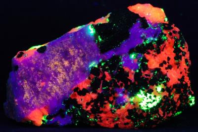 Hardystonite, clinohedrite, willemite, calcite, franklinite and zincite from Franklin, NJ under shortwave UV Light
