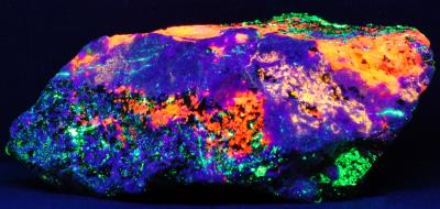 Hardystonite, clinohedrite, willemite, calcite, garnet and franklinite from Franklin, NJ under shortwave UV Light