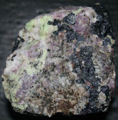 Hodgkinsonite (lavender-pink) non-fluorescent, willemite (light green), calcite, franklinite, Franklin
