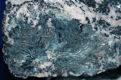 Kottigite crystal sprays on calcite and franklinite from Sterling Hill Mine, NJ