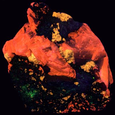 Turneaureite, calcite, andradite, and franklinite from Franklin, NJ under shortwave UV Light
