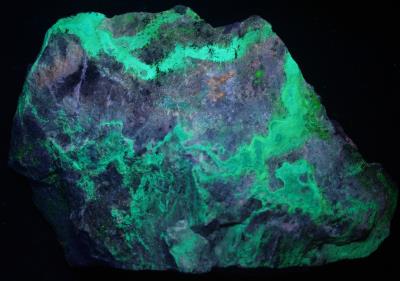 Znucalite coating on calcite from Sterling Hill Mine North ore body, Ogdensburg, NJ under shortwave UV Light