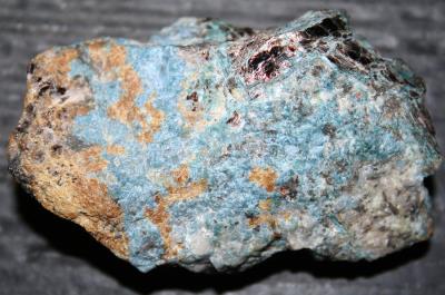 Cyprine (blue), willemite "blue", franklinite, andradite, hendricksite, Franklin