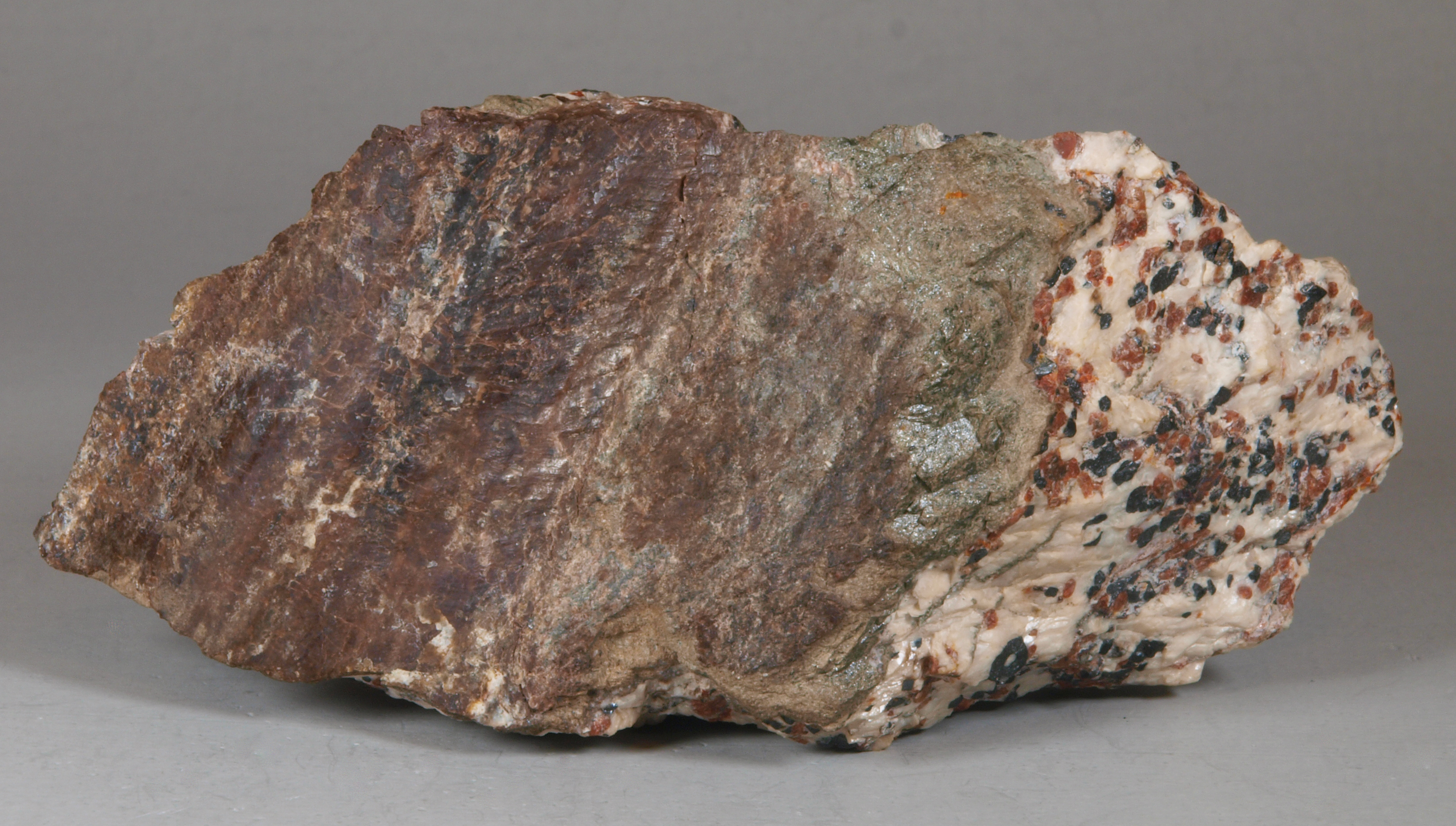 Vein 2-7 mm thick of dark green to brown magnussonite cutting calcitic willemite-franklinite ore
