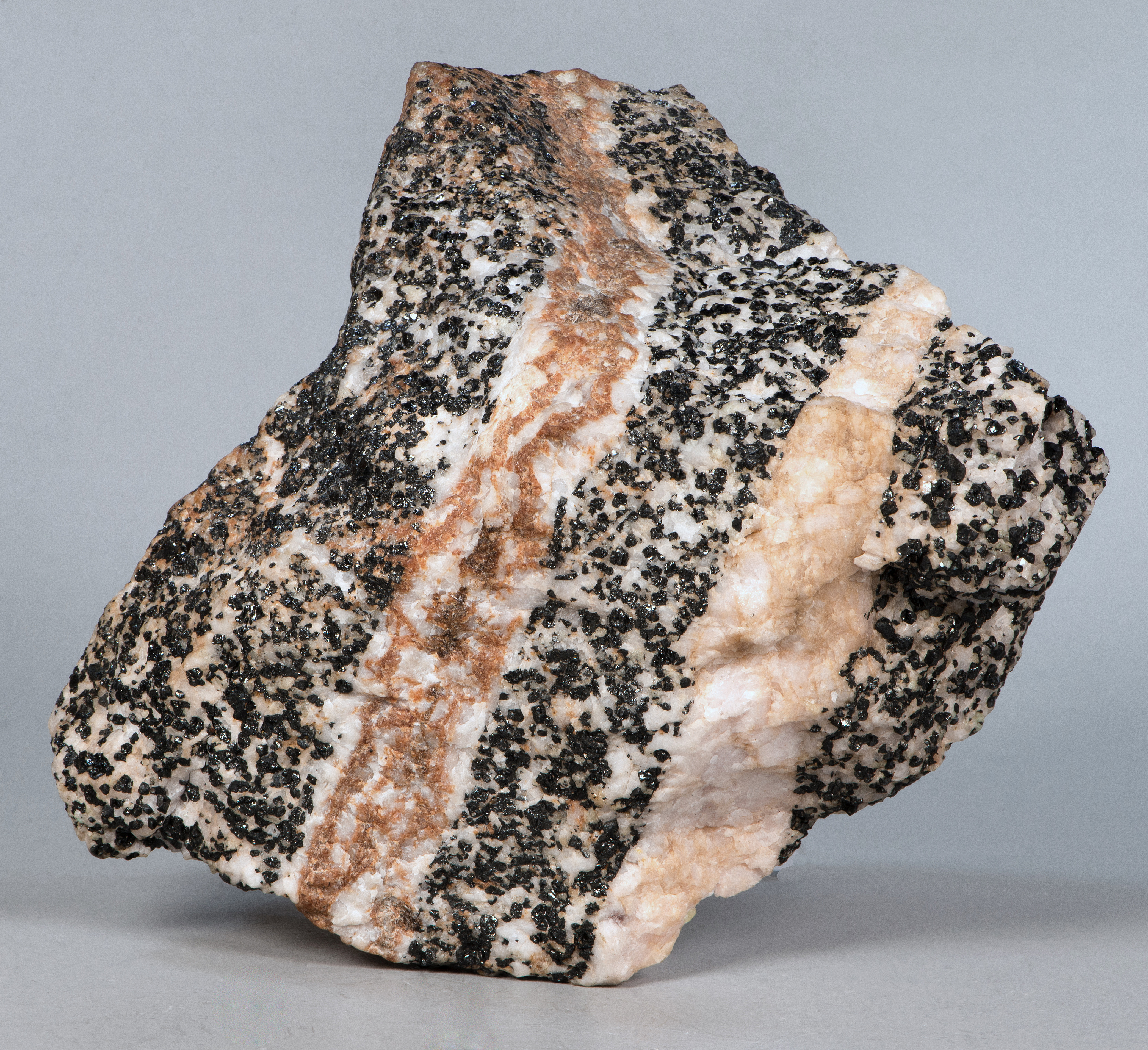 SCH8, reddish-brown schallerite, white calcite, granular franklinite-willemite-calcite ore Franklin mine, Franklin NJ 