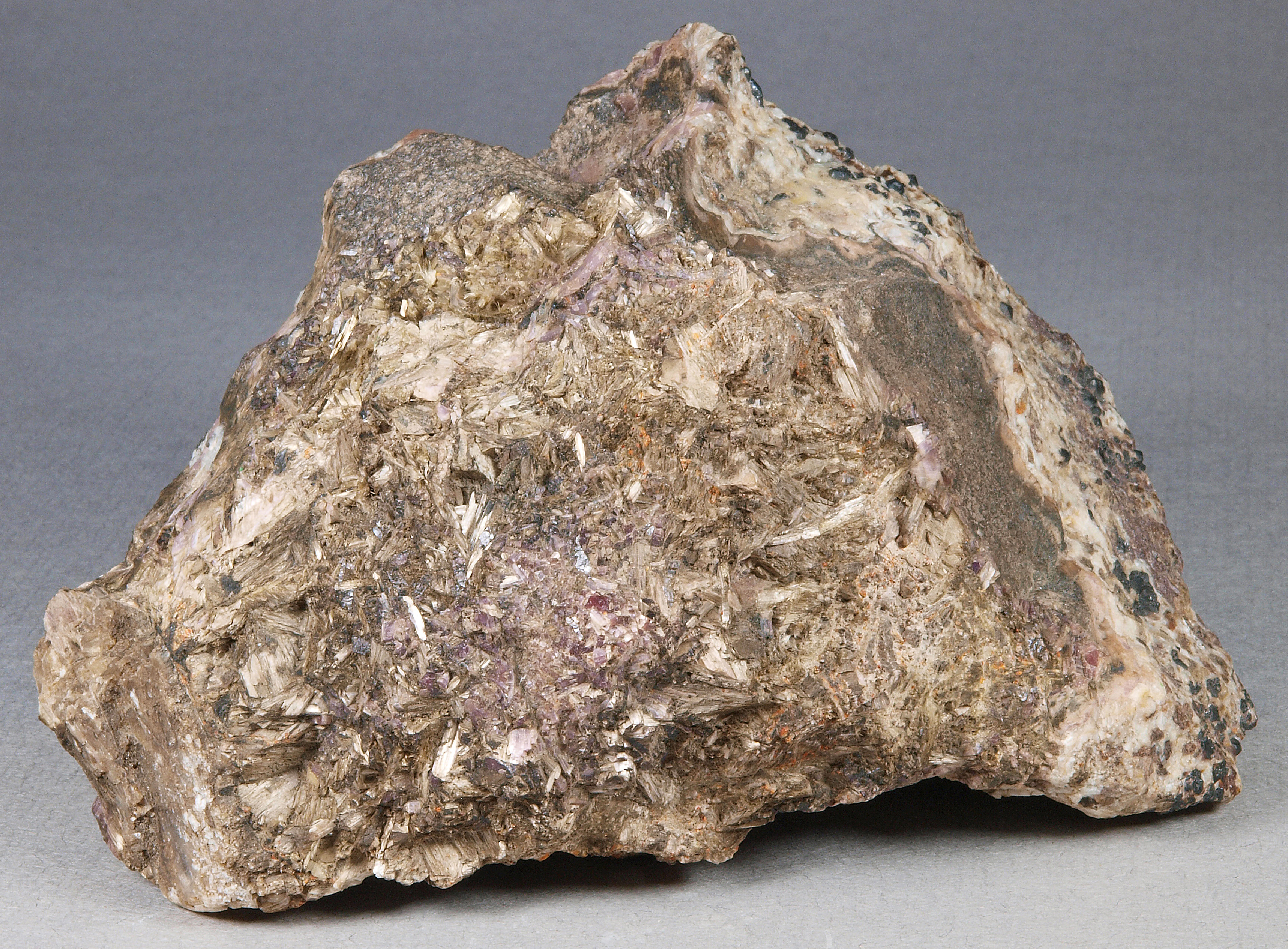 Cherty and fibrous sussexite, franklinite, Sterling mine, Ogdensburg