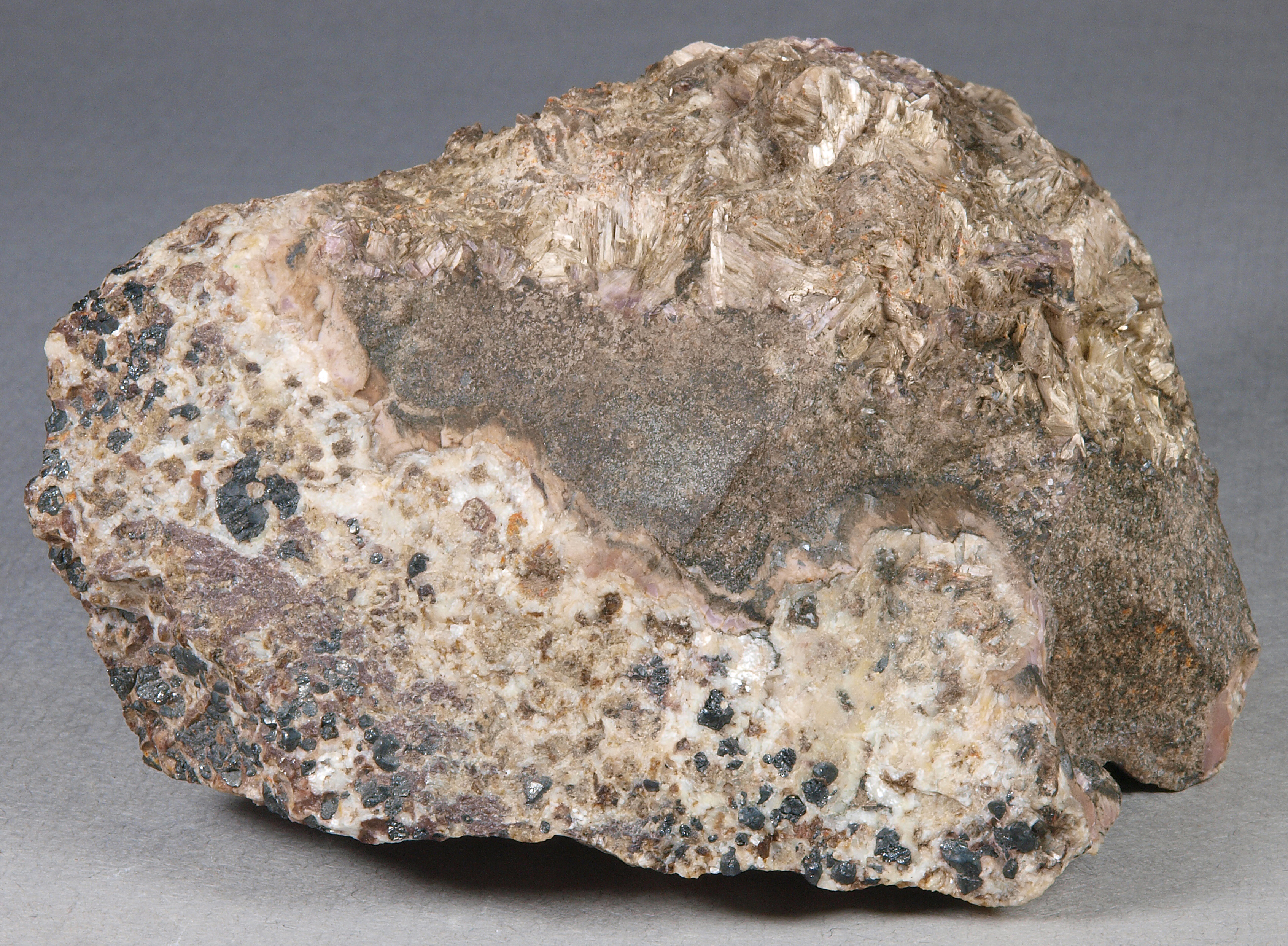 Cherty and fibrous sussexite, franklinite, Sterling mine, Ogdensburg