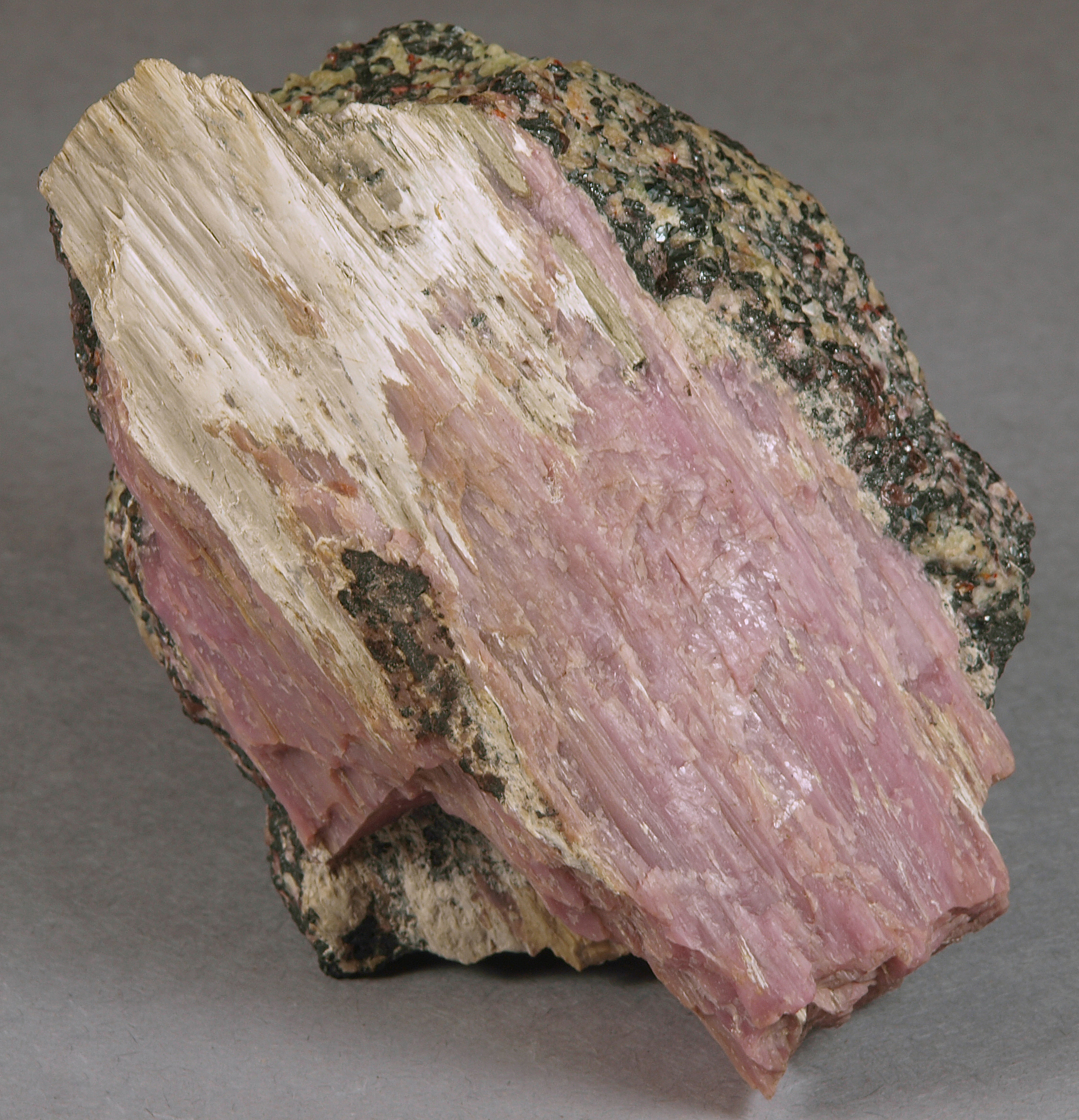 Pinkish-lavender sussexite, fibrous sussexite, willemite and franklinite, Franklin mine, Franklin
