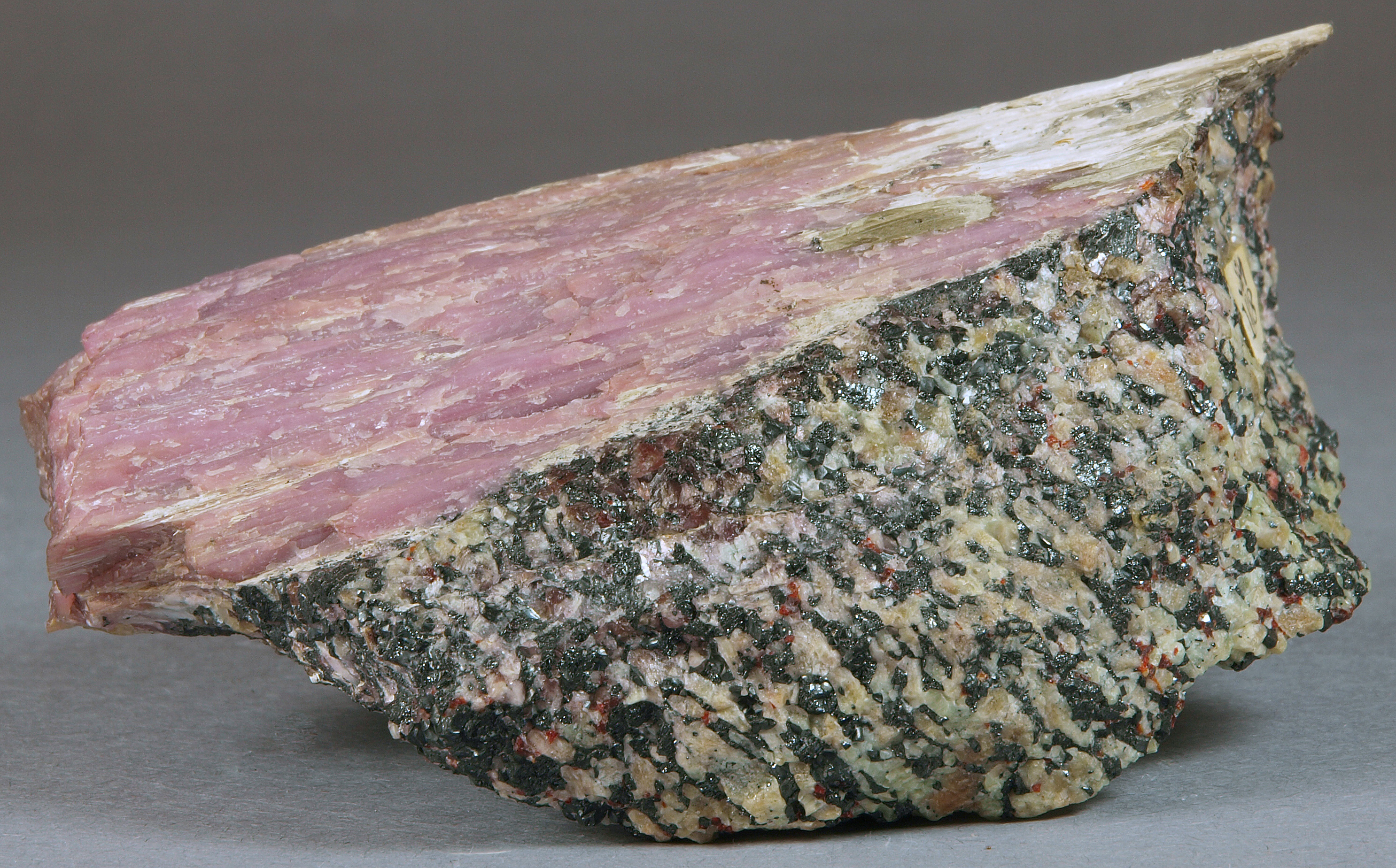 Pinkish-lavender sussexite, fibrous sussexite, willemite and franklinite, Franklin mine, Franklin