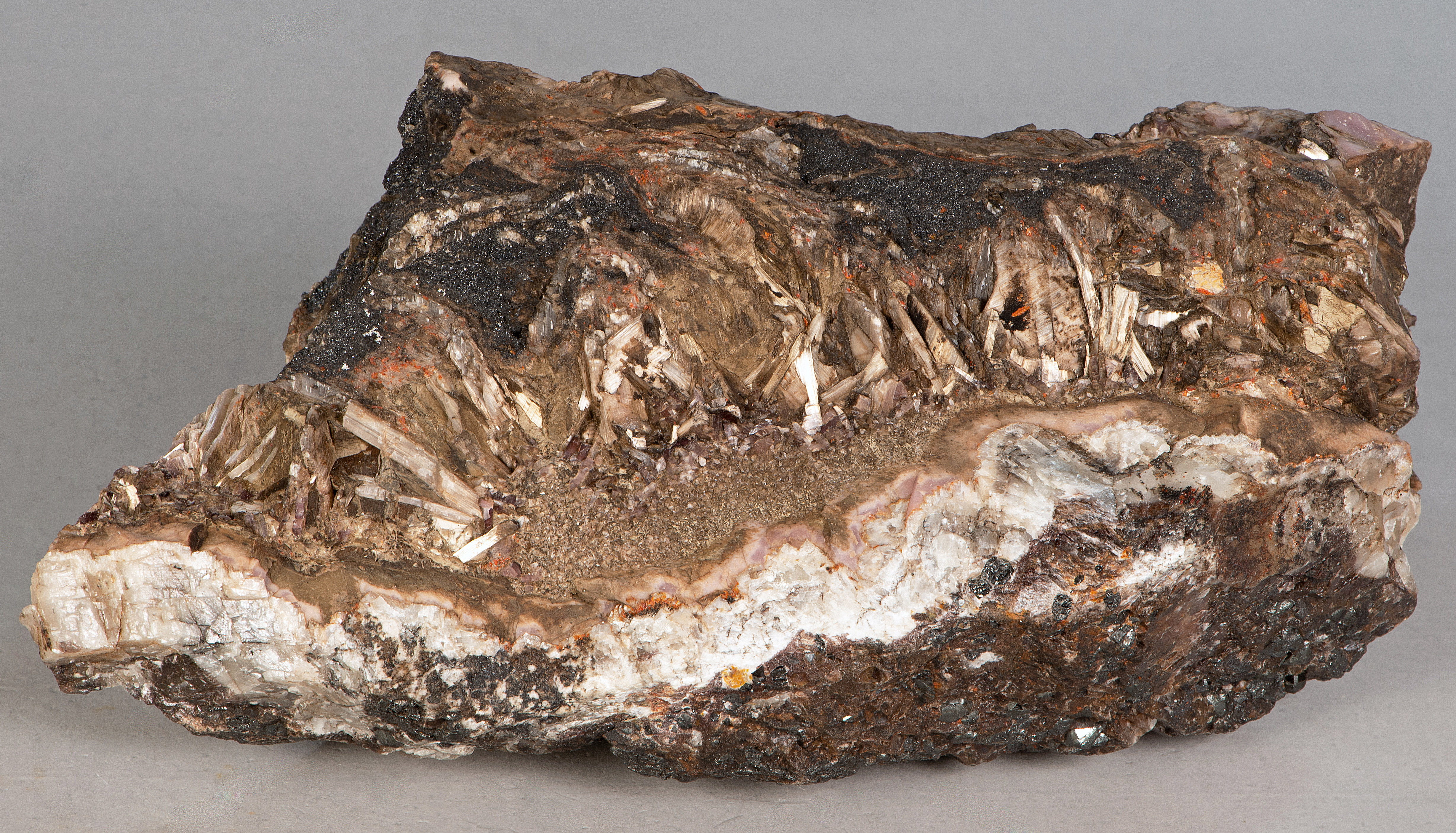 Tan to brown, fibrous to splintery sussexite, pyrochroite, zincite, calcite, Sterling Hill, Ogdensburg